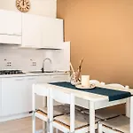 Apartamento Tastefully Furnished Flat With Lateral Sea View