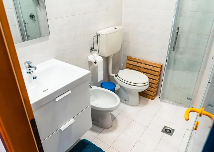 Apartament Tastefully Furnished Flat With Lateral Sea View *