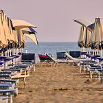 Tastefully Furnished Flat With Lateral Sea View Μπιμπιόνε