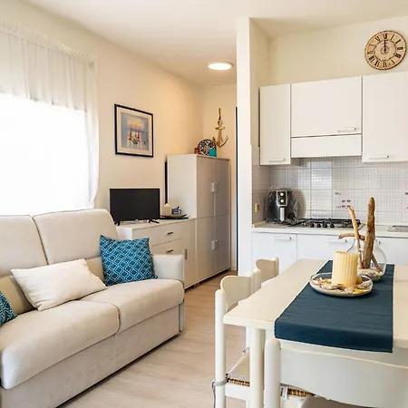 Tastefully Furnished Flat With Lateral Sea View Appartement