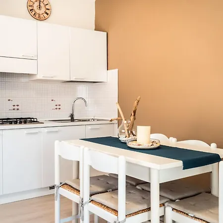 아파트 Cozy Flat With Lateral Sea View In