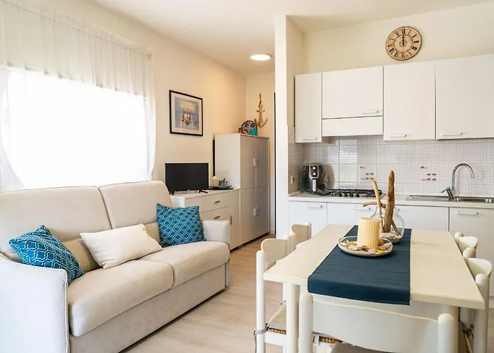 Tastefully Furnished Flat With Lateral Sea View Διαμέρισμα